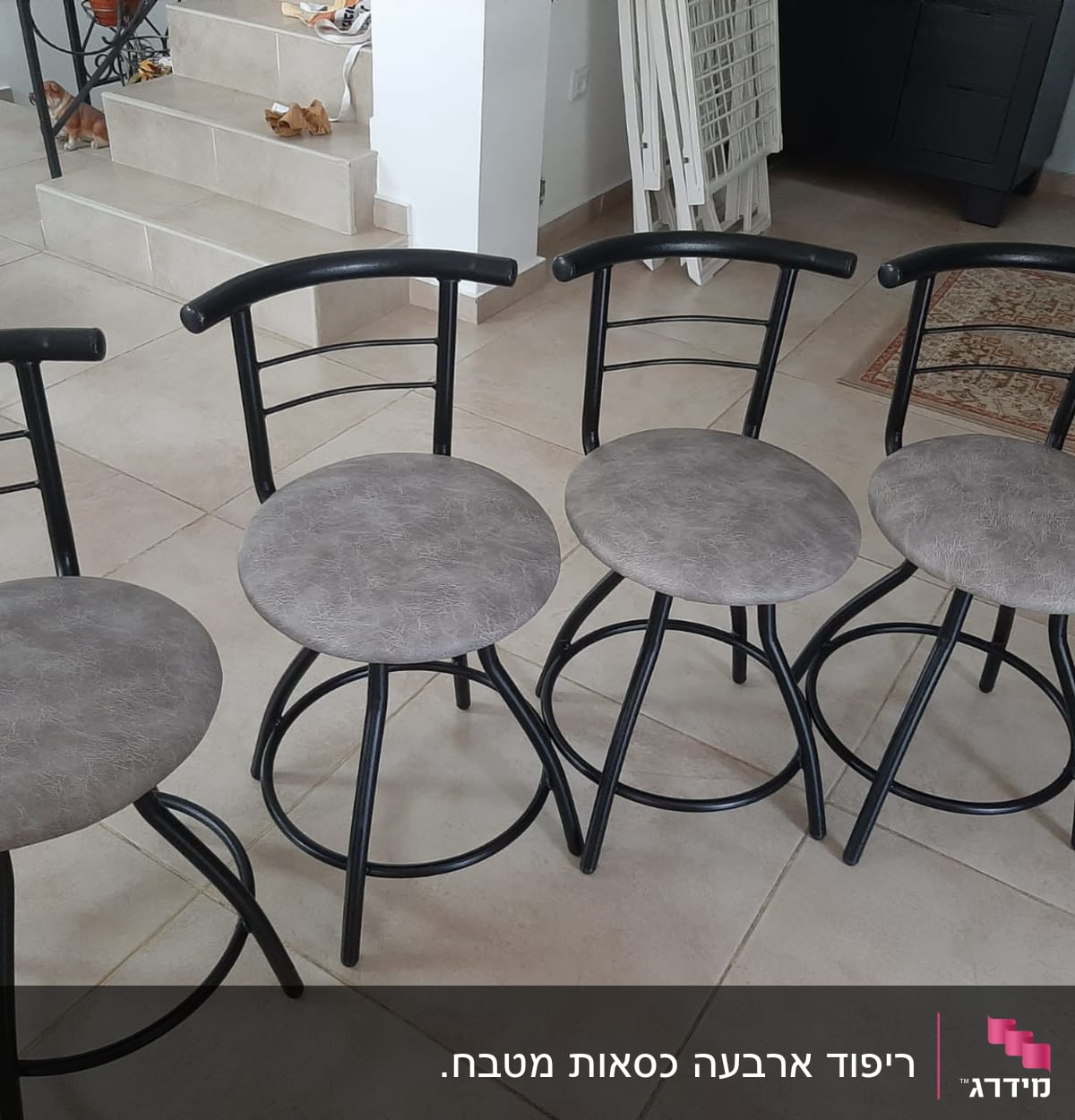 ארבעה כיסאות עם ריפוד אפור על רצפה בהירה